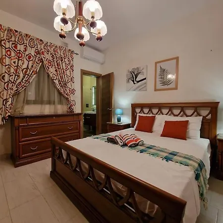Center Properties - Modern Two Bedroom With A Hot Tub And Amazing Location