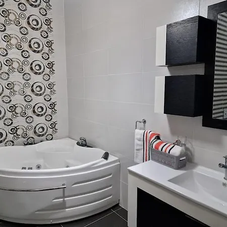 Apartment Center Properties - Modern Two Bedroom With A Hot Tub And Amazing Location St. Paul's Bay