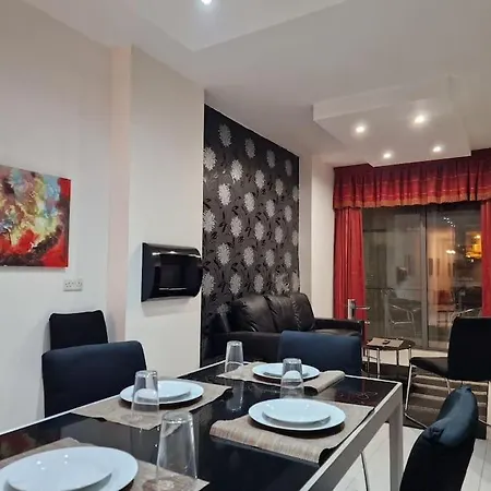 Center Properties - Modern Two Bedroom With A Hot Tub And Amazing Location *