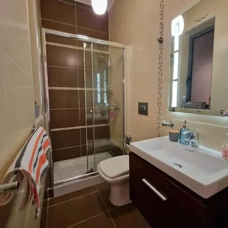 Apartment Center Properties - Modern Two Bedroom With A Hot Tub And Amazing Location
