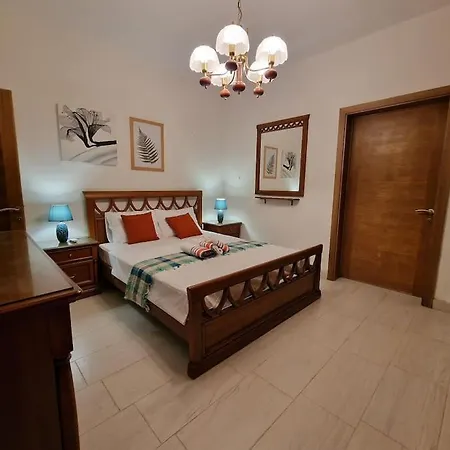 Apartment Center Properties - Modern Two Bedroom With A Hot Tub And Amazing Location *