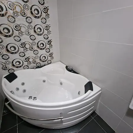 Center Properties - Modern Two Bedroom With A Hot Tub And Amazing Location St. Paul's Bay