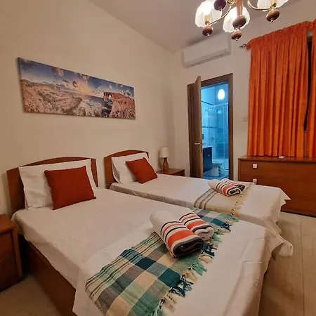 Center Properties - Modern Two Bedroom With A Hot Tub And Amazing Location