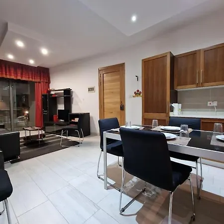 Center Properties - Modern Two Bedroom With A Hot Tub And Amazing Location St. Paul's Bay