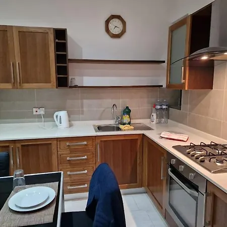 Center Properties - Modern Two Bedroom With A Hot Tub And Amazing Location Apartment St. Paul's Bay