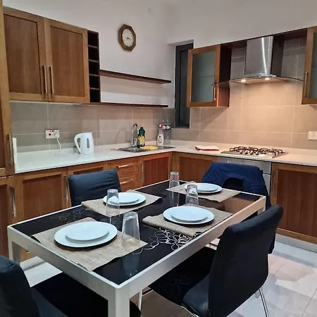 Apartment Center Properties - Modern Two Bedroom With A Hot Tub And Amazing Location