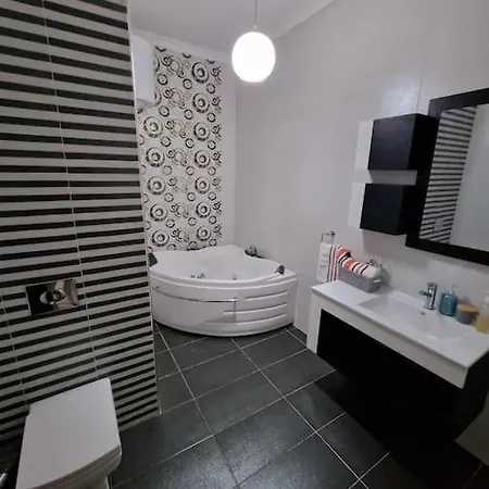 Apartment Center Properties - Modern Two Bedroom With A Hot Tub And Amazing Location