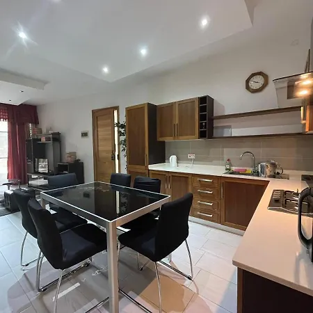 Apartment Center Properties - Modern Two Bedroom With A Hot Tub And Amazing Location *